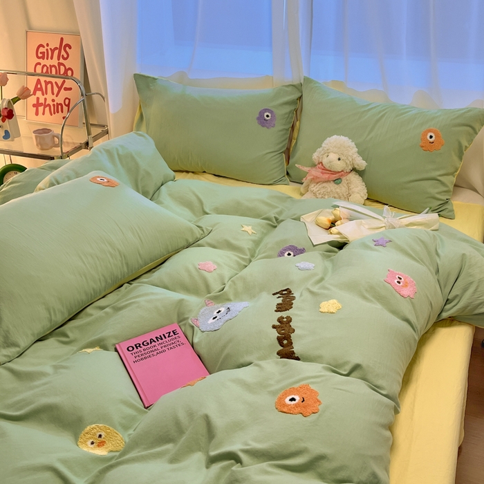 91家纺网 家纺一手货源 找家纺 葡萄家 2024新款毛巾绣水洗云朵棉萌系小怪兽四件套（场景二） 小怪兽黄绿