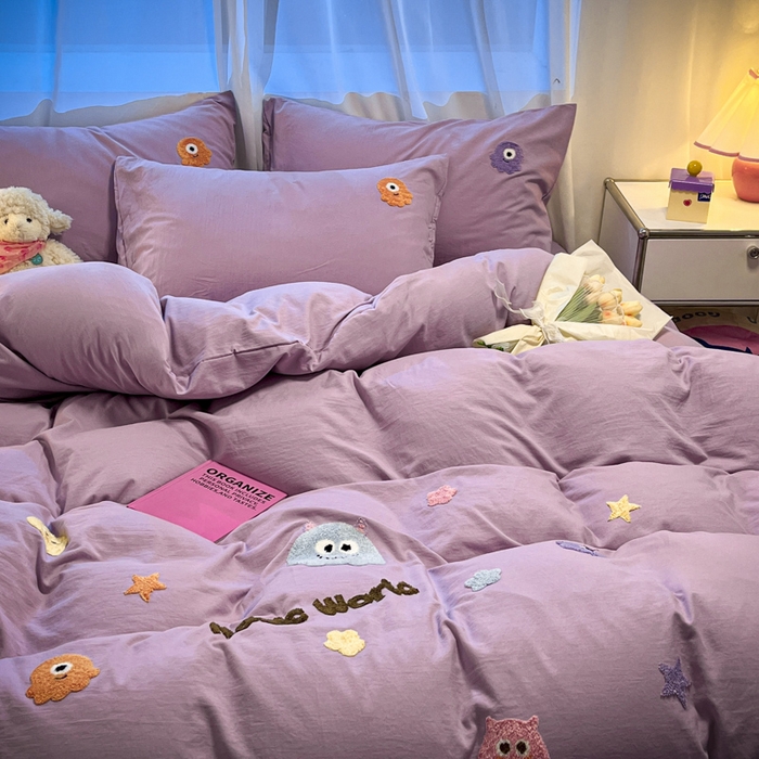 91家纺网 家纺一手货源 找家纺 （总）葡萄家 2024新款毛巾绣水洗云朵棉萌系小怪兽四件套（场景二）