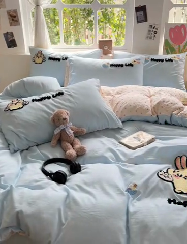 91家纺网 家纺一手货源 找家纺 眠帛家居 2024新款加厚磨毛水洗棉毛巾绣加印大版卡通四件套 卡哇伊