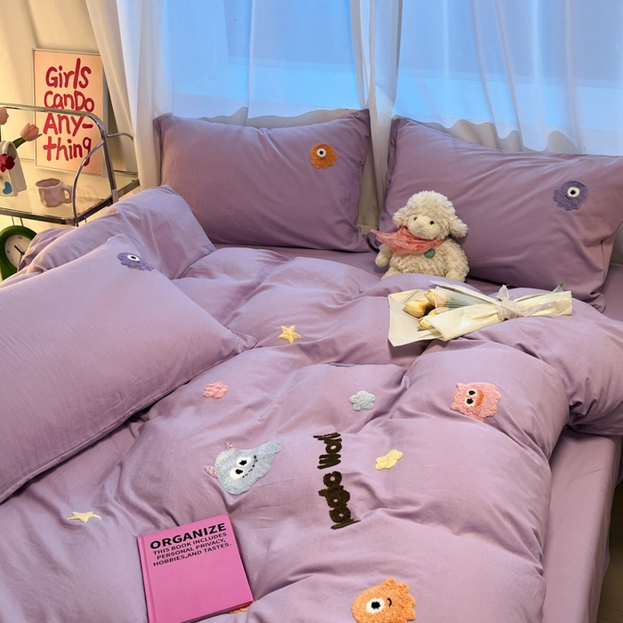 91家纺网 家纺一手货源 找家纺 （总）葡萄家 2024新款毛巾绣水洗云朵棉萌系小怪兽四件套（场景二）