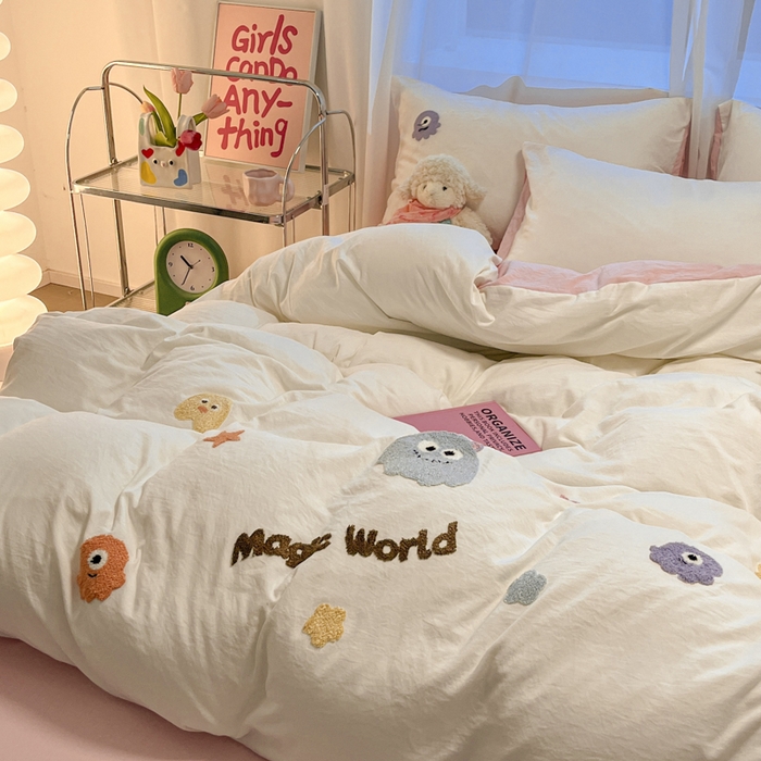 91家纺网 家纺一手货源 找家纺 葡萄家 2024新款毛巾绣水洗云朵棉萌系小怪兽四件套（场景二） 小怪兽白粉