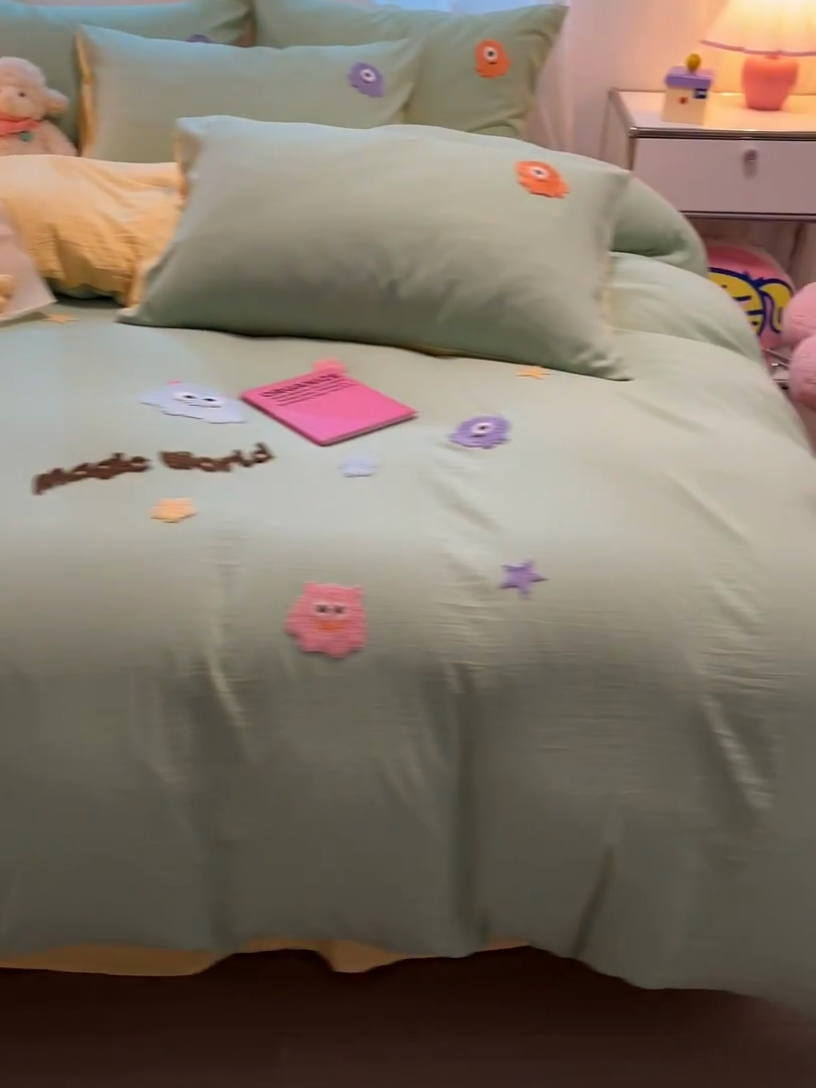 91家纺网 家纺一手货源 找家纺 葡萄家 2024新款毛巾绣水洗云朵棉萌系小怪兽四件套（场景二） 小怪兽黄绿