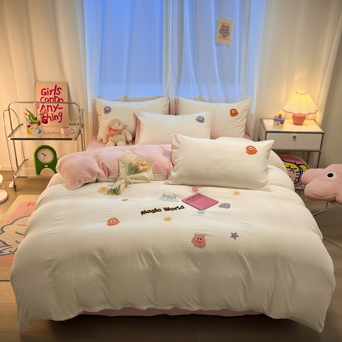 91家纺网 家纺一手货源 找家纺 葡萄家 2024新款毛巾绣水洗云朵棉萌系小怪兽四件套（场景二） 小怪兽白粉