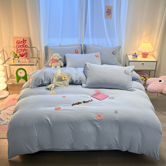 91家纺网 家纺一手货源 找家纺 葡萄家 2024新款毛巾绣水洗云朵棉萌系小怪兽四件套（场景二） 小怪兽天空蓝