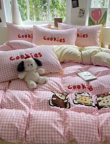 91家纺网 家纺一手货源 找家纺 眠帛家居 2024新款加厚磨毛水洗棉毛巾绣加印大版卡通四件套 可乐