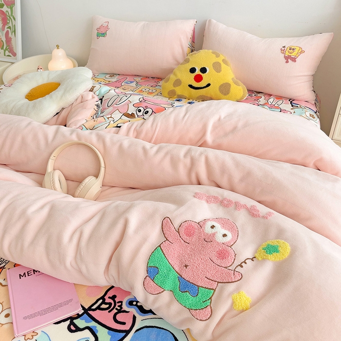 91家纺网 家纺一手货源 找家纺 乐童家纺 2024新款高克重牛奶绒小清新印＋绣系列四件套 派大双