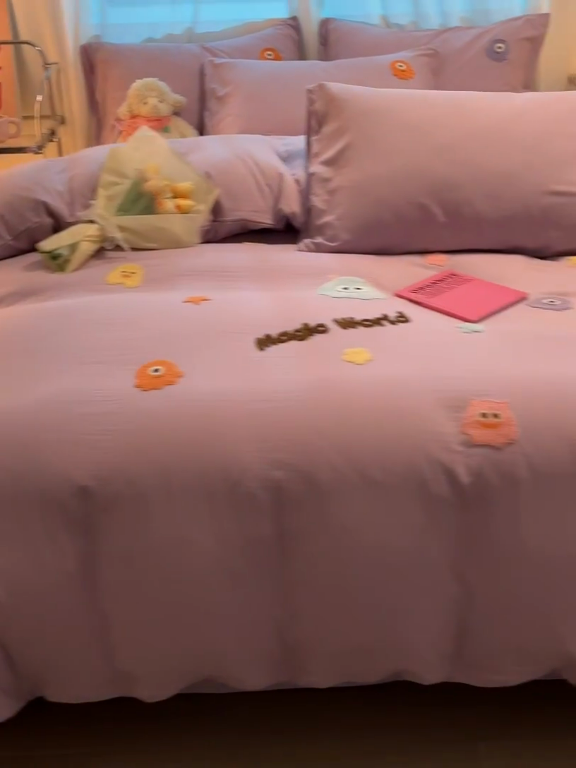 91家纺网 家纺一手货源 找家纺 （总）葡萄家 2024新款毛巾绣水洗云朵棉萌系小怪兽四件套（场景二）