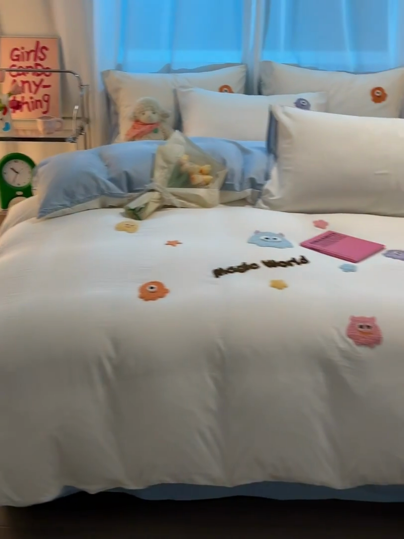 91家纺网 家纺一手货源 找家纺 葡萄家 2024新款毛巾绣水洗云朵棉萌系小怪兽四件套（场景二） 小怪兽白蓝