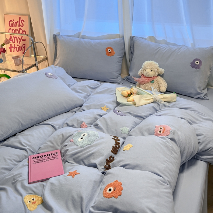 91家纺网 家纺一手货源 找家纺 葡萄家 2024新款毛巾绣水洗云朵棉萌系小怪兽四件套（场景二） 小怪兽天空蓝