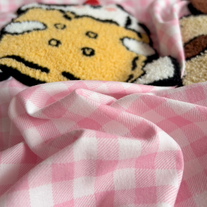 91家纺网 家纺一手货源 找家纺 眠帛家居 2024新款加厚磨毛水洗棉毛巾绣加印大版卡通四件套 可乐