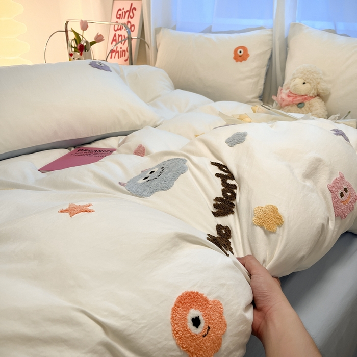 91家纺网 家纺一手货源 找家纺 葡萄家 2024新款毛巾绣水洗云朵棉萌系小怪兽四件套（场景二） 小怪兽白蓝