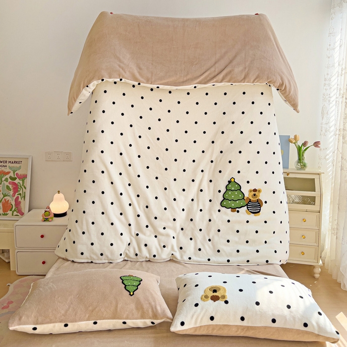 91家纺网 家纺一手货源 找家纺 乐童家纺 2024新款高克重牛奶绒小清新印＋绣系列四件套 波点小熊