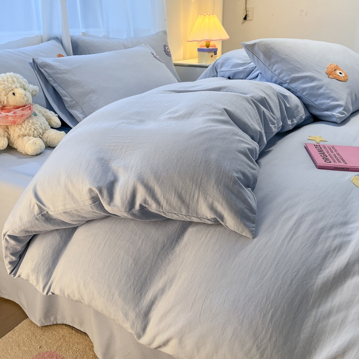 91家纺网 家纺一手货源 找家纺 葡萄家 2024新款毛巾绣水洗云朵棉萌系小怪兽四件套（场景二） 小怪兽天空蓝