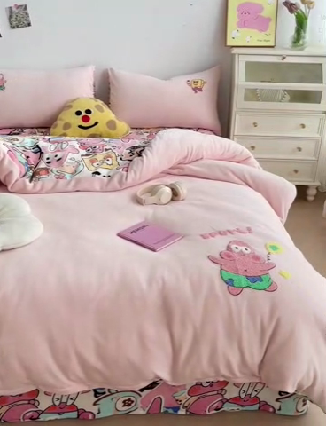 91家纺网 家纺一手货源 找家纺 乐童家纺 2024新款高克重牛奶绒小清新印＋绣系列四件套 派大双