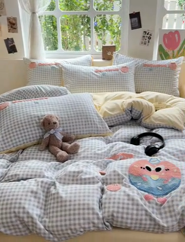 91家纺网 家纺一手货源 找家纺 眠帛家居 2024新款加厚磨毛水洗棉毛巾绣加印大版卡通四件套 甜甜圈