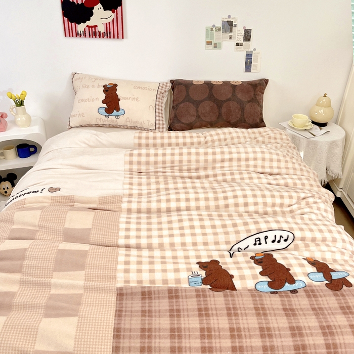 91家纺网 家纺一手货源 找家纺 浩诚 2024新款ins风牛奶绒印花四件套 滑板小熊