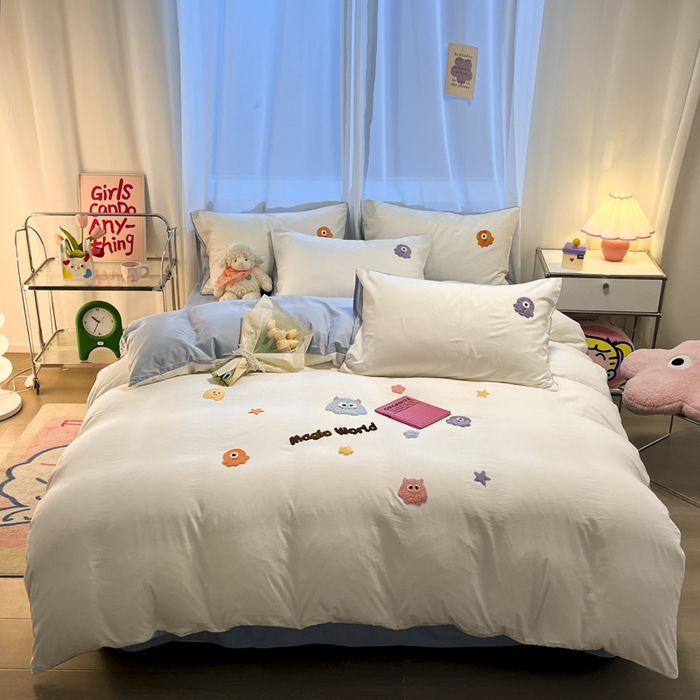 91家纺网 家纺一手货源 找家纺 葡萄家 2024新款毛巾绣水洗云朵棉萌系小怪兽四件套（场景二） 小怪兽白蓝