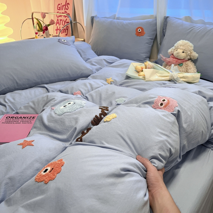 91家纺网 家纺一手货源 找家纺 葡萄家 2024新款毛巾绣水洗云朵棉萌系小怪兽四件套（场景二） 小怪兽天空蓝