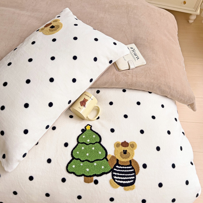 91家纺网 家纺一手货源 找家纺 乐童家纺 2024新款高克重牛奶绒小清新印＋绣系列四件套 波点小熊