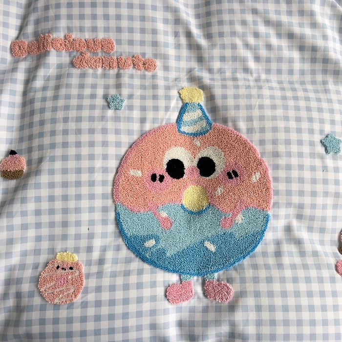 91家纺网 家纺一手货源 找家纺 眠帛家居 2024新款加厚磨毛水洗棉毛巾绣加印大版卡通四件套 甜甜圈