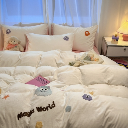葡萄家 2024新款毛巾绣水洗云朵棉萌系小怪兽四件套（场景二） 小怪兽白粉
