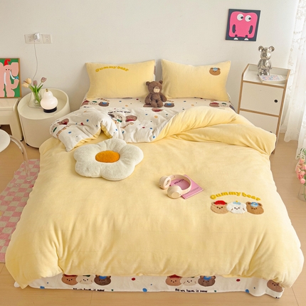 91家纺网 家纺一手货源 找家纺 乐童家纺 2024新款高克重牛奶绒小清新印＋绣系列四件套 三只小熊