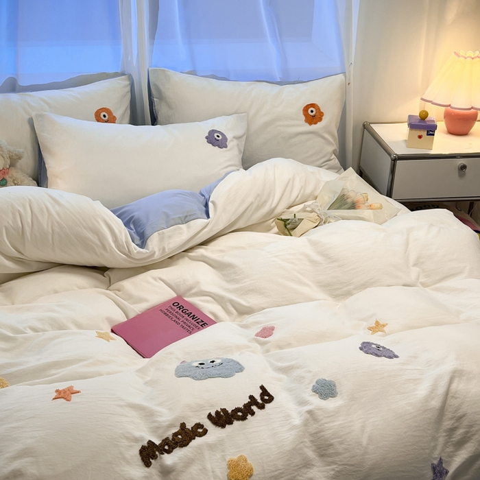 91家纺网 家纺一手货源 找家纺 葡萄家 2024新款毛巾绣水洗云朵棉萌系小怪兽四件套（场景二） 小怪兽白蓝