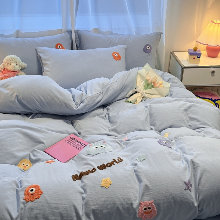 91家纺网 家纺一手货源 找家纺 葡萄家 2024新款毛巾绣水洗云朵棉萌系小怪兽四件套（场景二） 小怪兽天空蓝