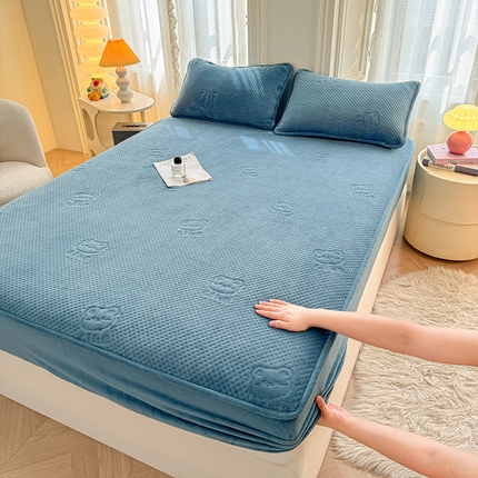 91家纺网 家纺一手货源 找家纺 居眠 2024新款牛奶绒超声波like小熊夹棉大豆床笠 Like熊-雾蓝