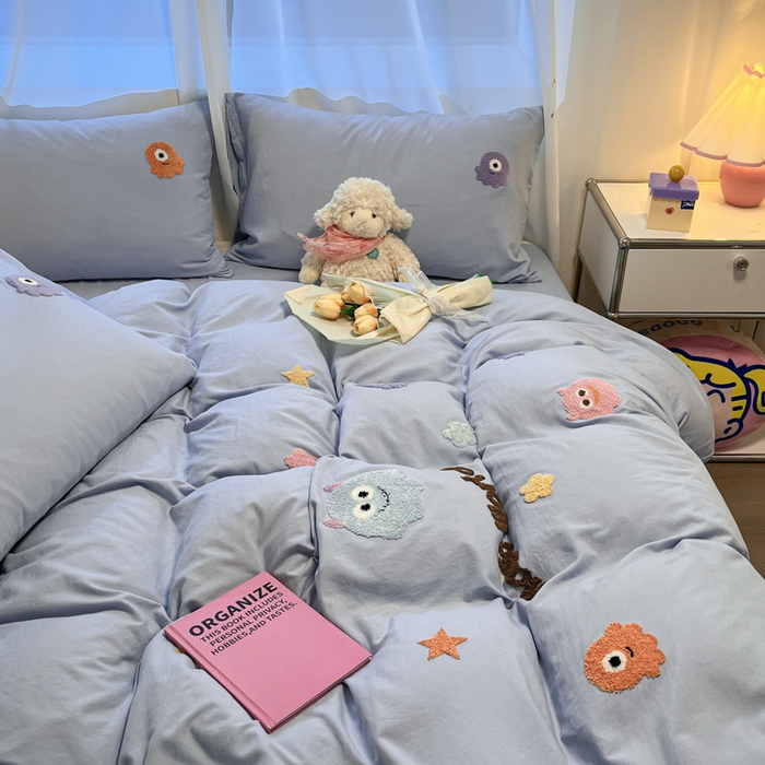 91家纺网 家纺一手货源 找家纺 葡萄家 2024新款毛巾绣水洗云朵棉萌系小怪兽四件套（场景二） 小怪兽天空蓝