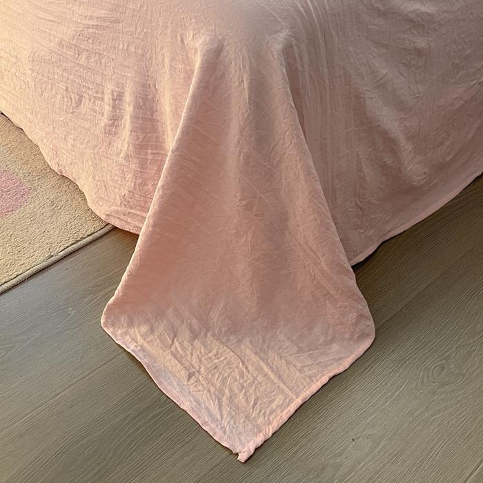 91家纺网 家纺一手货源 找家纺 葡萄家 2024新款毛巾绣水洗云朵棉萌系小怪兽四件套（场景二） 小怪兽白粉