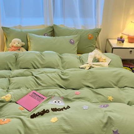 91家纺网 家纺一手货源 找家纺 葡萄家 2024新款毛巾绣水洗云朵棉萌系小怪兽四件套（场景二） 小怪兽黄绿