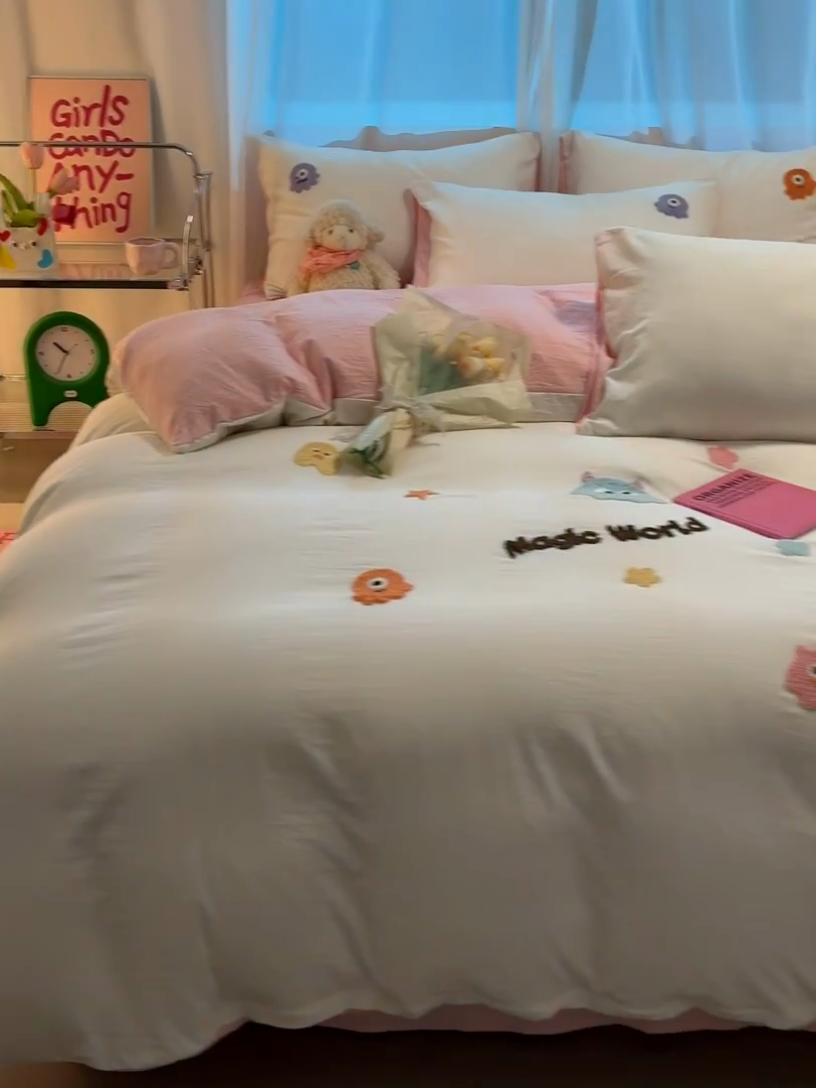 91家纺网 家纺一手货源 找家纺 葡萄家 2024新款毛巾绣水洗云朵棉萌系小怪兽四件套（场景二） 小怪兽白粉