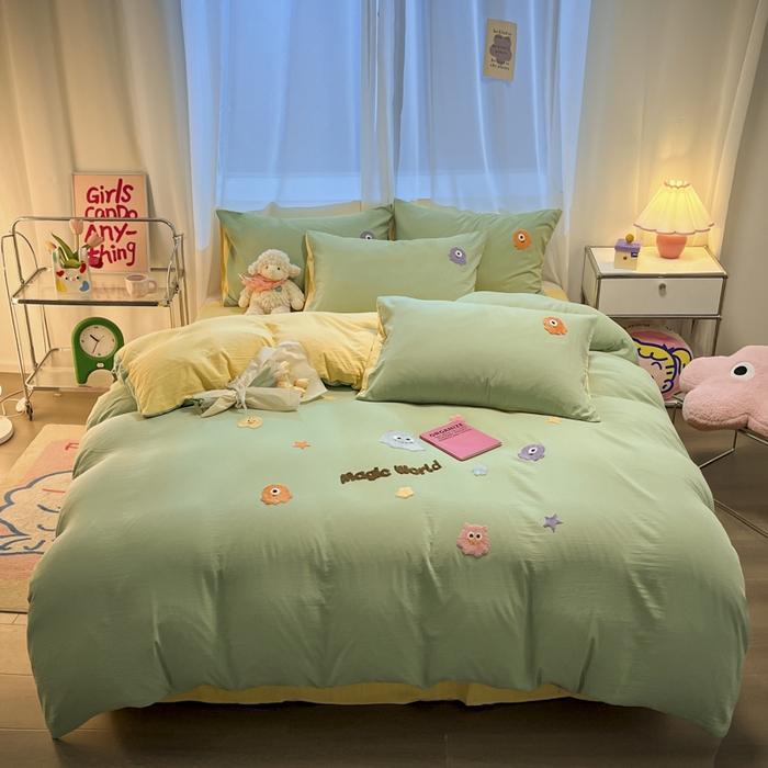 91家纺网 家纺一手货源 找家纺 葡萄家 2024新款毛巾绣水洗云朵棉萌系小怪兽四件套（场景二） 小怪兽黄绿