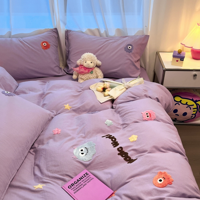 91家纺网 家纺一手货源 找家纺 （总）葡萄家 2024新款毛巾绣水洗云朵棉萌系小怪兽四件套（场景二）