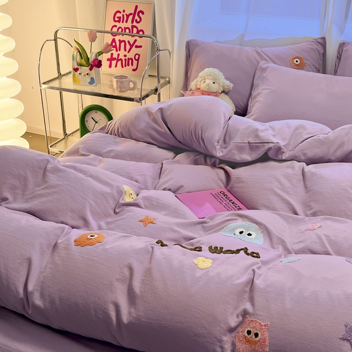 91家纺网 家纺一手货源 找家纺 葡萄家 2024新款毛巾绣水洗云朵棉萌系小怪兽四件套（场景二） 小怪兽香芋紫