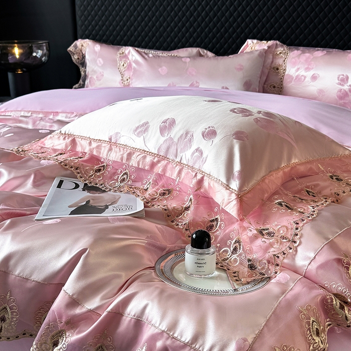 91家纺网 家纺一手货源 找家纺 七夜居 2025新款蕾丝花边欧式贡缎提花四件套礼盒装 风中的故事