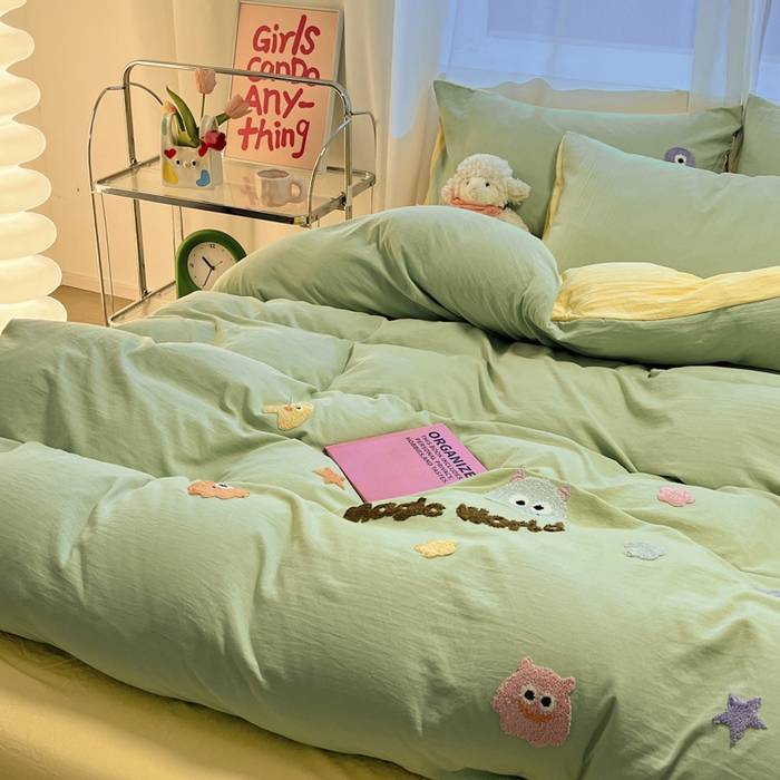 91家纺网 家纺一手货源 找家纺 葡萄家 2024新款毛巾绣水洗云朵棉萌系小怪兽四件套（场景二） 小怪兽黄绿