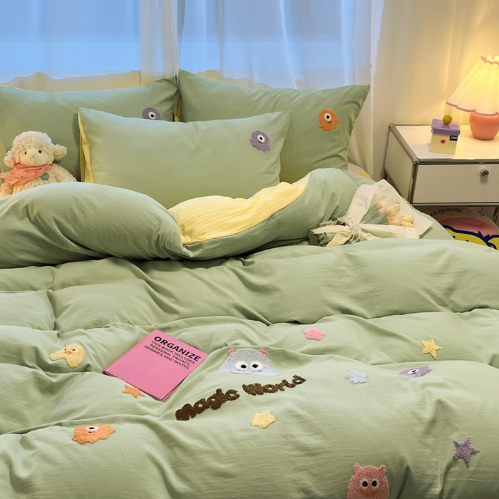 91家纺网 家纺一手货源 找家纺 葡萄家 2024新款毛巾绣水洗云朵棉萌系小怪兽四件套（场景二） 小怪兽黄绿