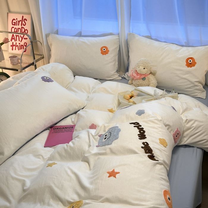 91家纺网 家纺一手货源 找家纺 葡萄家 2024新款毛巾绣水洗云朵棉萌系小怪兽四件套（场景二） 小怪兽白蓝