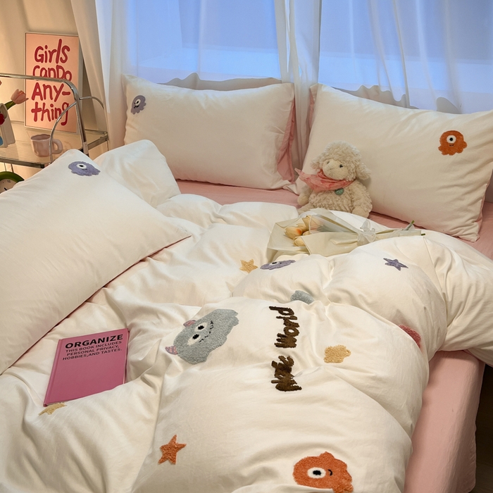 91家纺网 家纺一手货源 找家纺 葡萄家 2024新款毛巾绣水洗云朵棉萌系小怪兽四件套（场景二） 小怪兽白粉