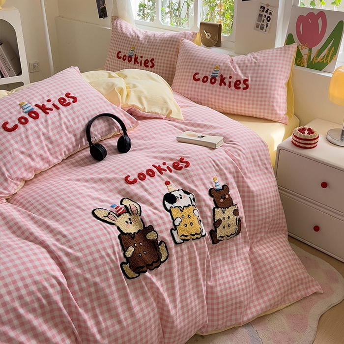 91家纺网 家纺一手货源 找家纺 眠帛家居 2024新款加厚磨毛水洗棉毛巾绣加印大版卡通四件套 可乐