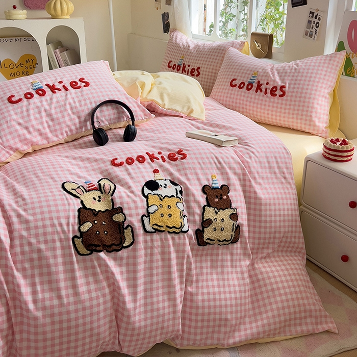 91家纺网 家纺一手货源 找家纺 眠帛家居 2024新款加厚磨毛水洗棉毛巾绣加印大版卡通四件套 可乐