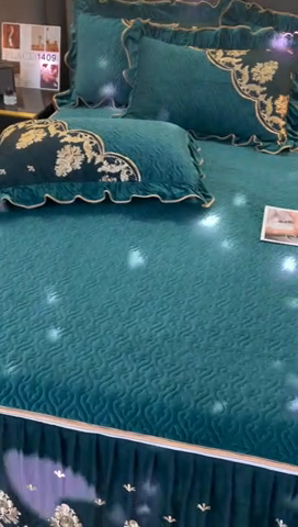 91家纺网 家纺一手货源 找家纺 罗艺轩 2024新款高克重水晶绒夹棉床裙三件套-欧典风尚 欧典风尚-黛绿色