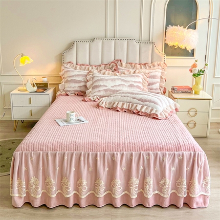 91家纺网 家纺一手货源 找家纺 （总）宜凡家纺 2024新款牛奶绒雕花绒床裙三件套