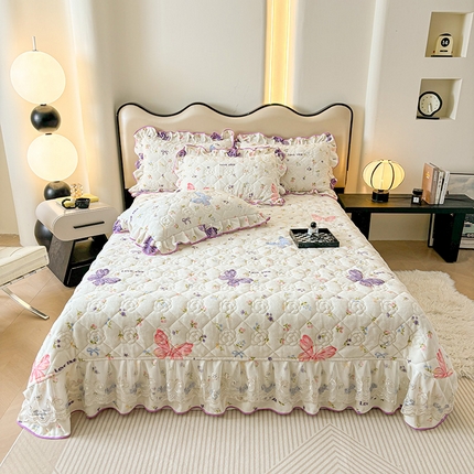 宜凡家纺 2024新款牛奶绒印花夹棉花边床盖三件套 翩翩起舞