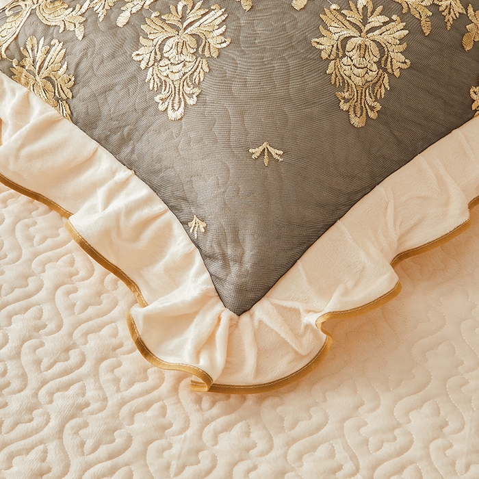 91家纺网 家纺一手货源 找家纺 罗艺轩 2024新款高克重水晶绒夹棉床裙三件套-欧典风尚 欧典风尚-珍珠白