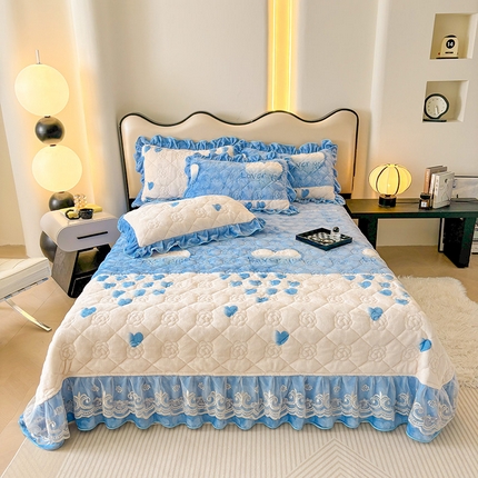 宜凡家纺 2024新款牛奶绒印花夹棉花边床盖三件套 心动时刻 蓝