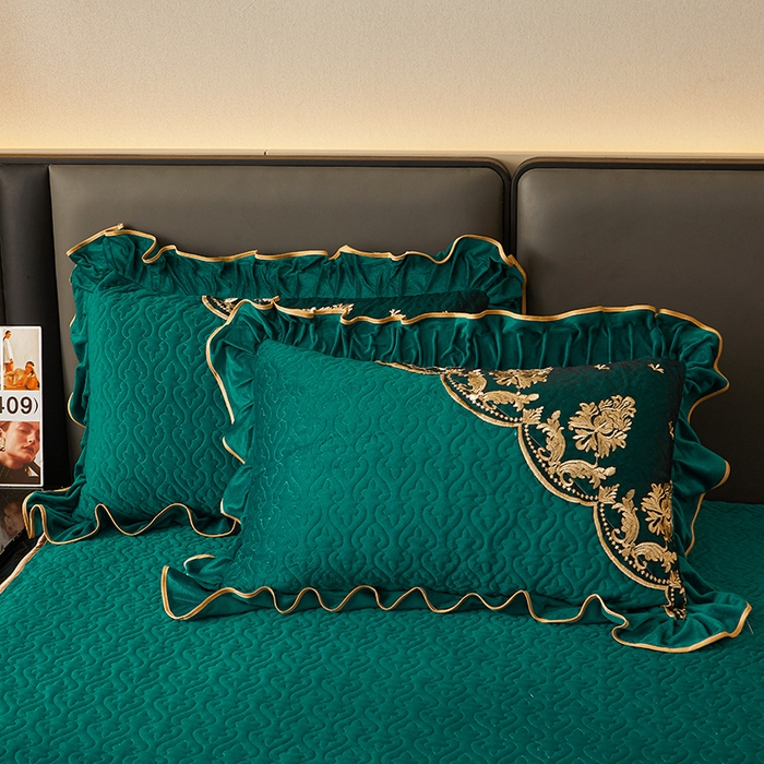 91家纺网 家纺一手货源 找家纺 罗艺轩 2024新款高克重水晶绒夹棉床裙三件套-欧典风尚 欧典风尚-黛绿色
