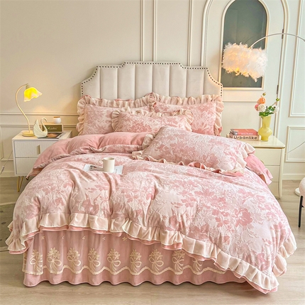 91家纺网 家纺一手货源 找家纺 （总）宜凡家纺 2024新款牛奶绒雕花绒床裙四件套